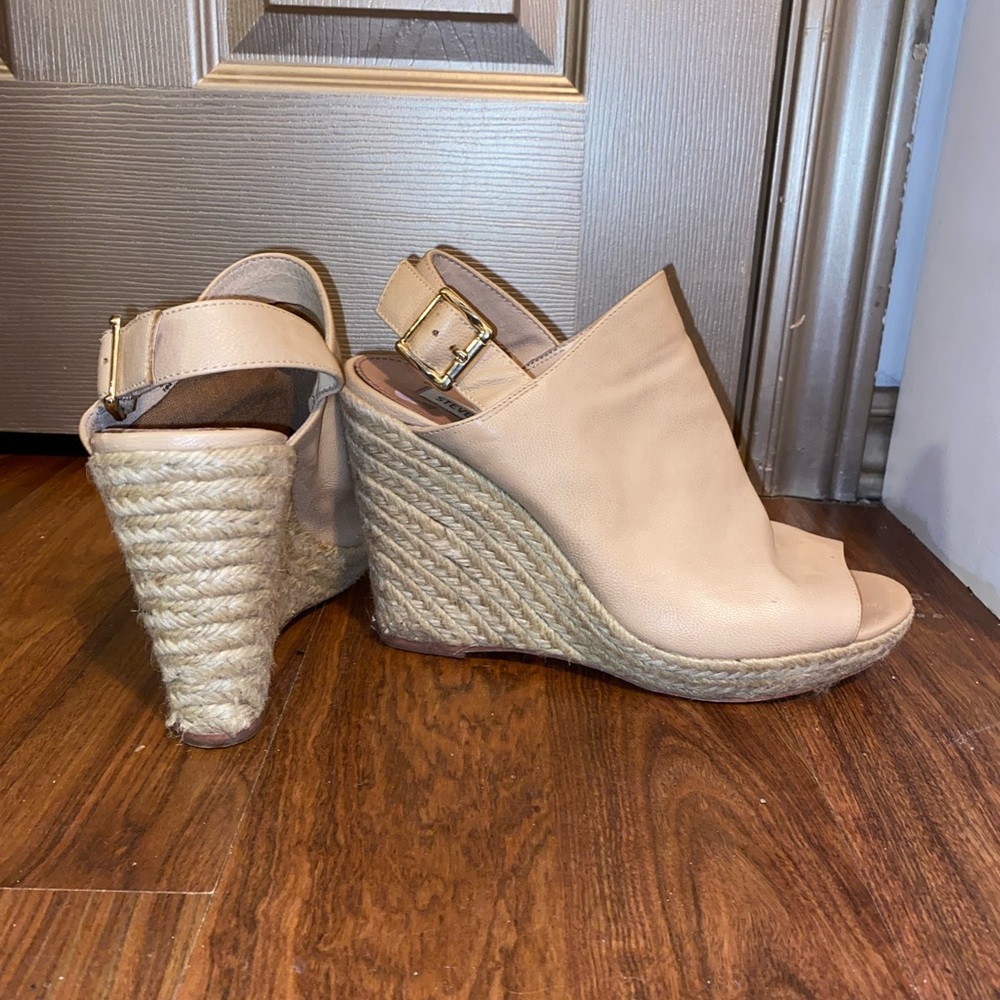 STEVE MADDEN ESPADRILLE: high wedge sandal! Slip on or adjust
